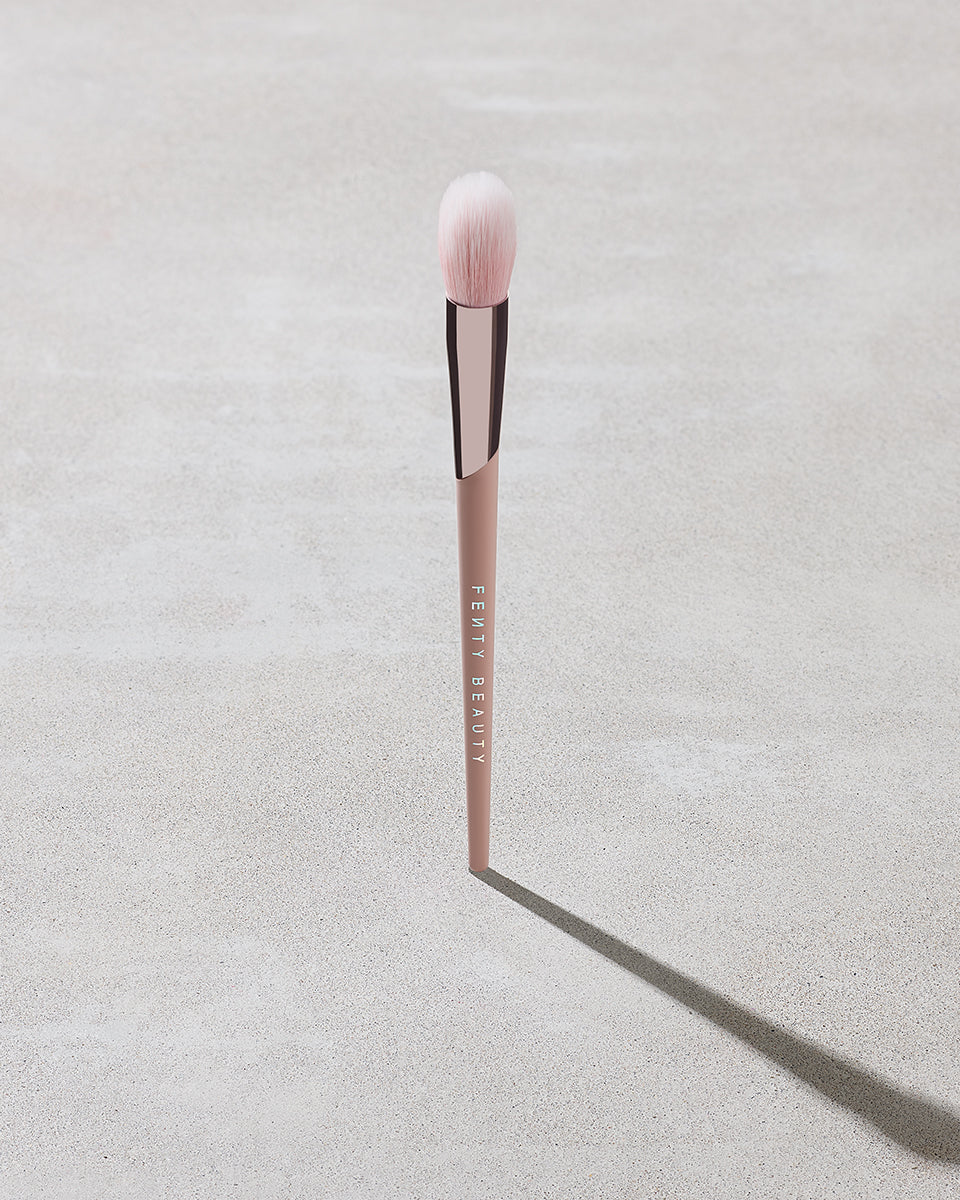 Soft Diffusing Highlighter Brush for Flawless Glow - Precision 135