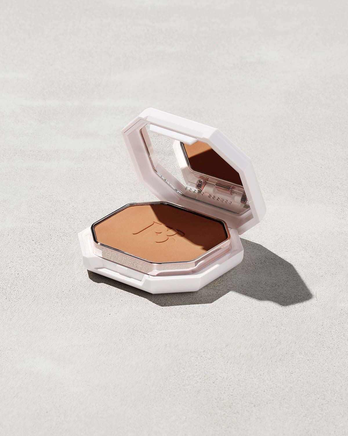 Fenty Beauty Pro Filt'r Soft Matte Powder Foundation #300